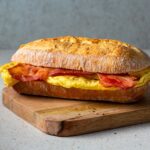 Broodje omelet met bacon